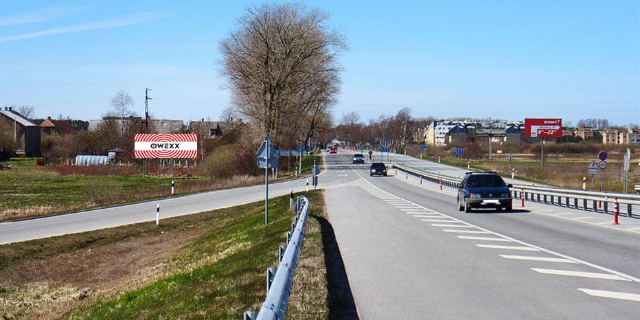 Reklamskylt på Kretingos g. (vänster sida vid infarten till Palanga från Klaipėda-hållet)
